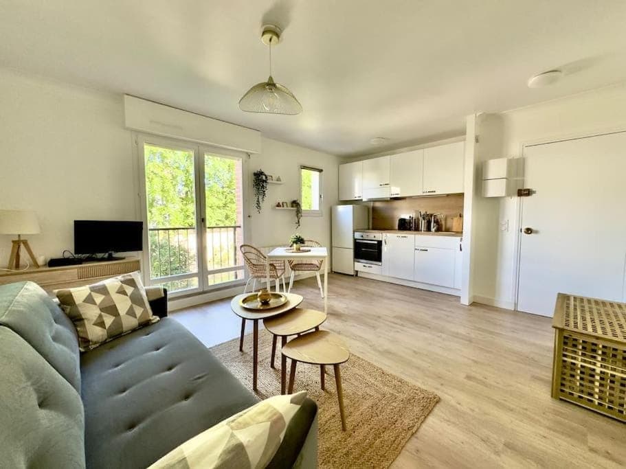 TV and multimedia, Kitchen or kitchenette, Living room, Seating area, Dining area