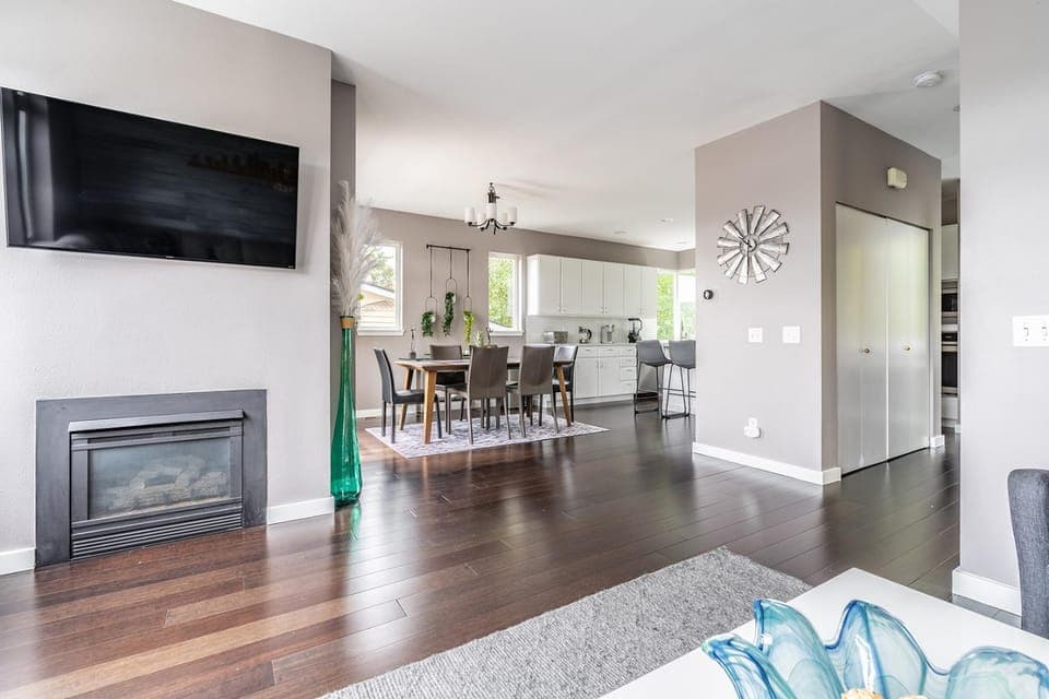 TV and multimedia, Living room, Seating area, Dining area