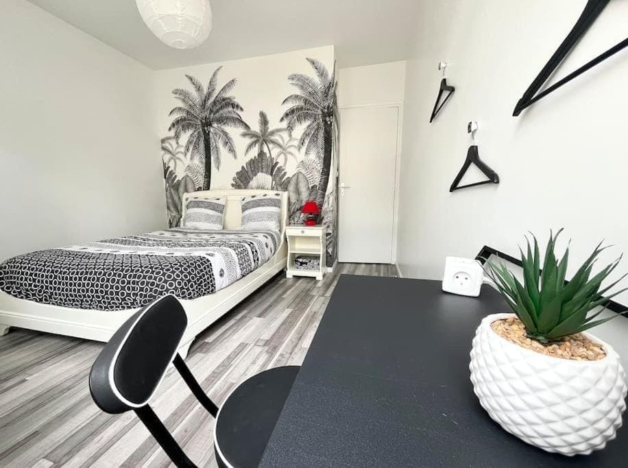 Bed, Photo of the whole room, Bedroom