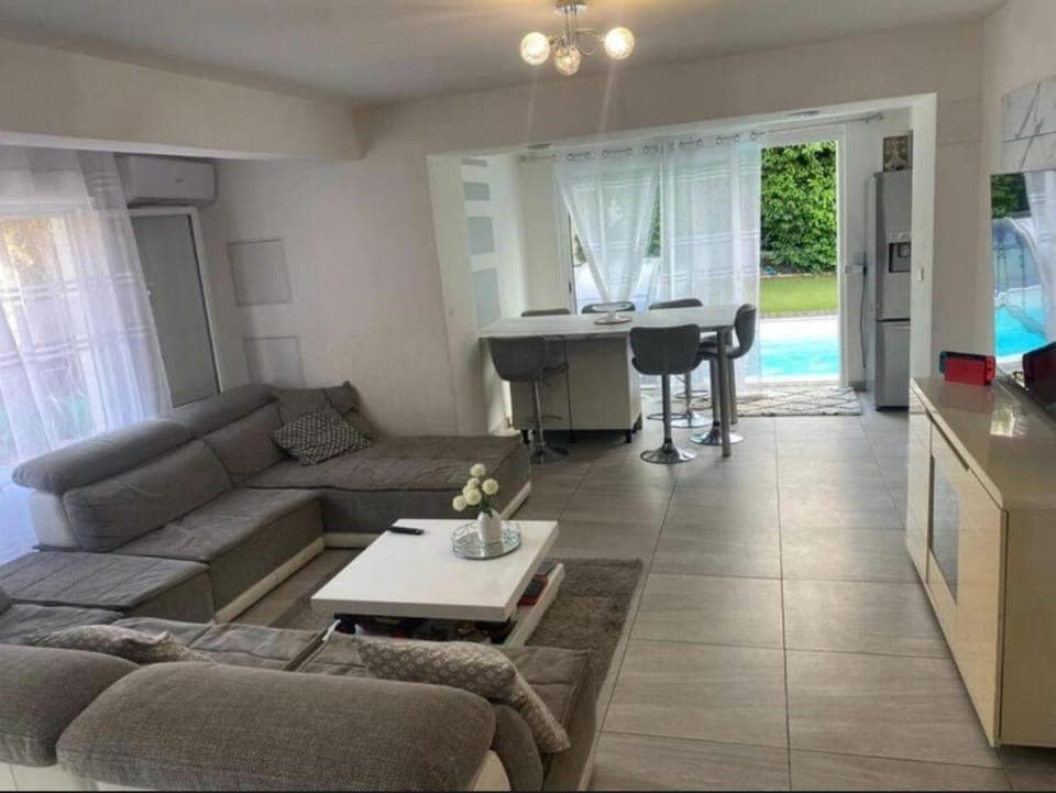 TV and multimedia, Kitchen or kitchenette, Living room, Seating area, Dining area, Pool view, Swimming pool