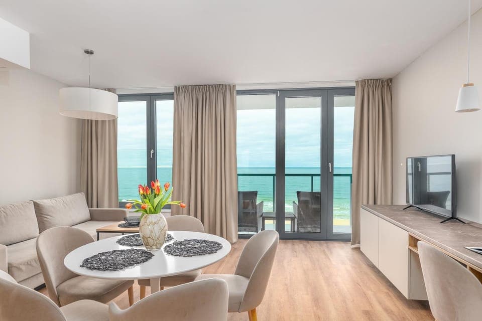 Communal lounge/ TV room, Natural landscape, TV and multimedia, View (from property/room), Balcony/Terrace, Kitchen or kitchenette, Living room, Seating area, Dining area, Evening entertainment, Sea view