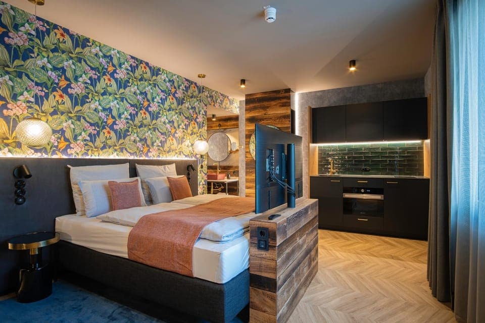 Bed, TV and multimedia, Kitchen or kitchenette, Bedroom