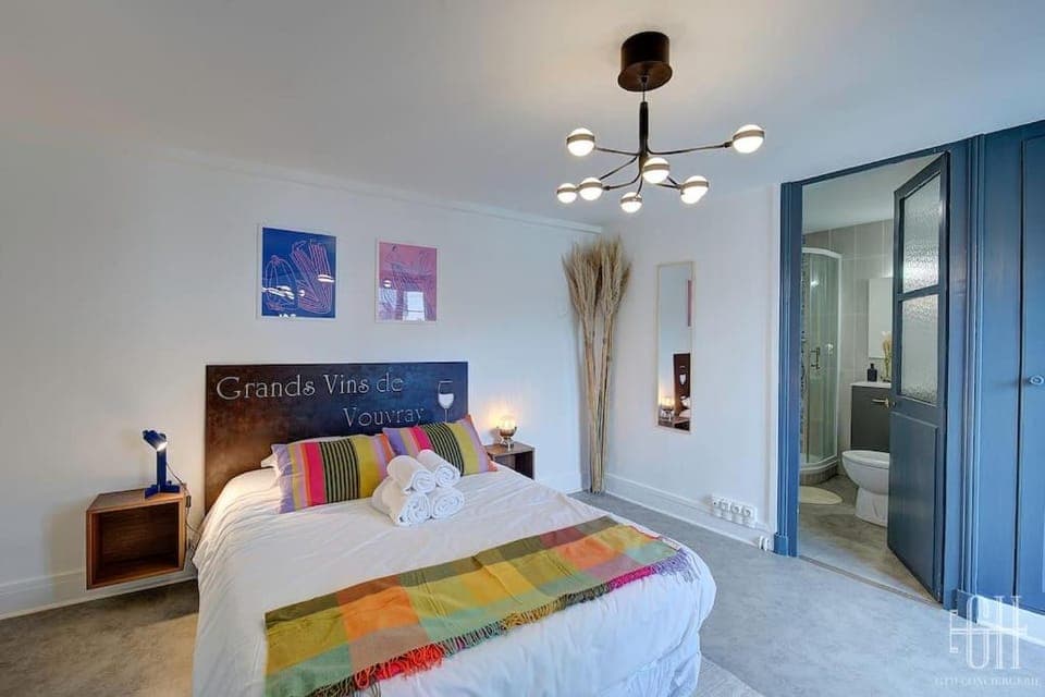 Bed, Bathroom, Photo of the whole room, Bedroom