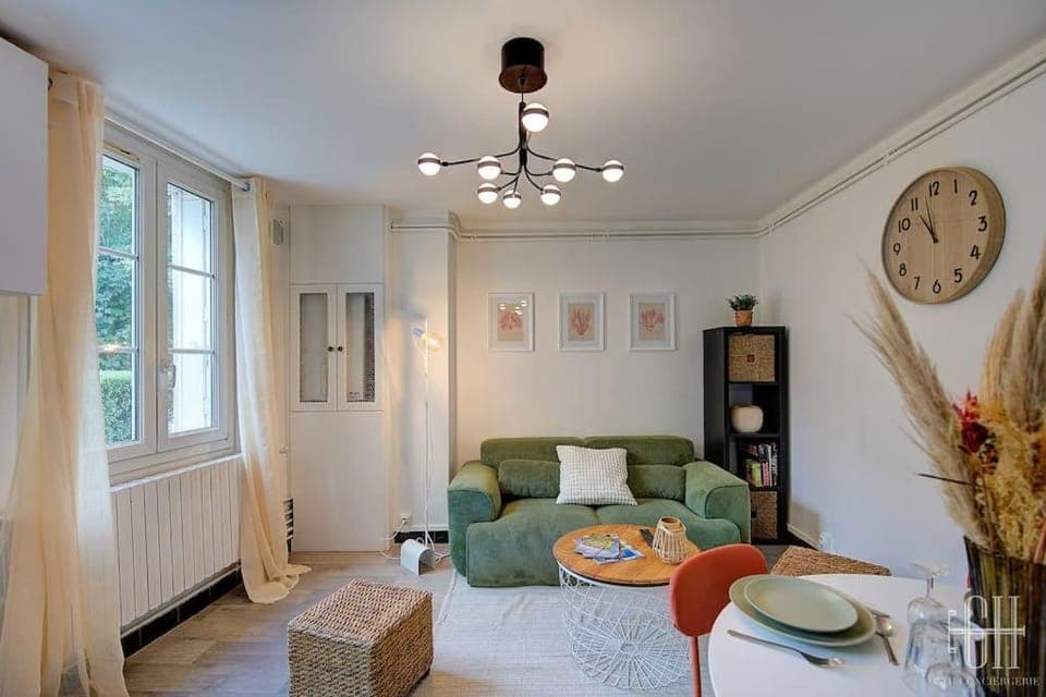 Living room, Seating area, Dining area