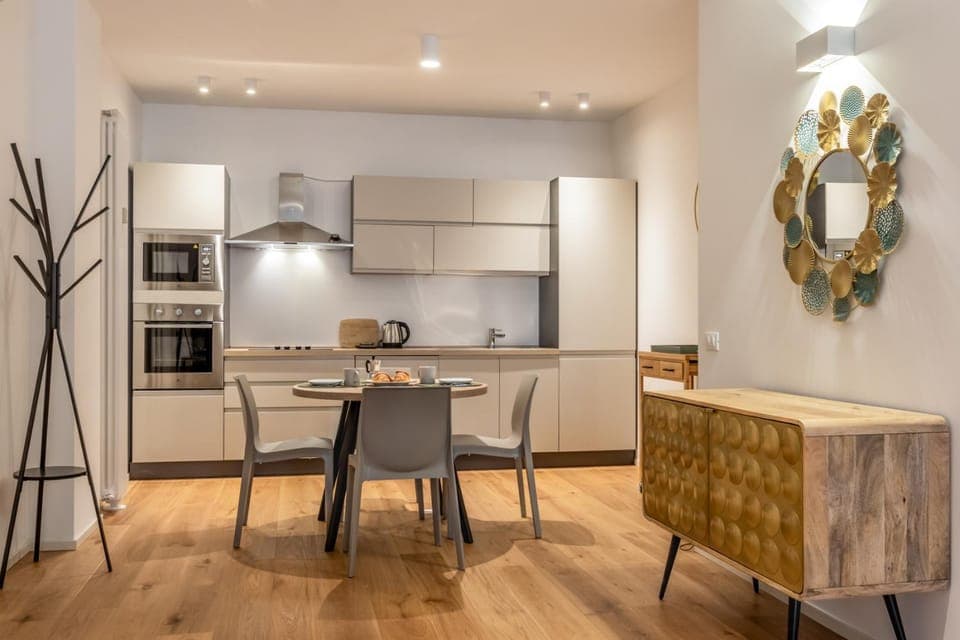 Coffee/tea facilities, Kitchen or kitchenette, microwave, oven, stove