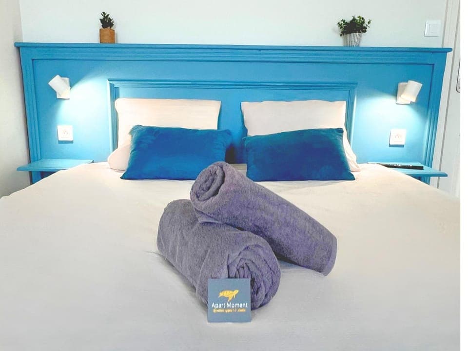 Bed, Photo of the whole room, Bedroom, towels