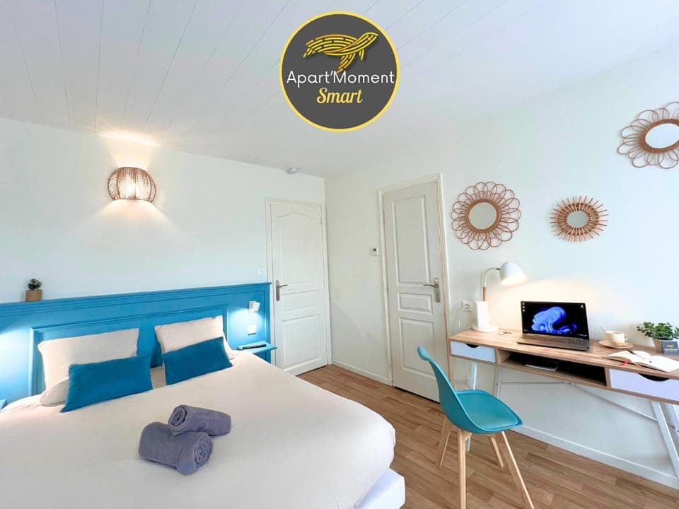 Bed, TV and multimedia, Photo of the whole room, Bedroom