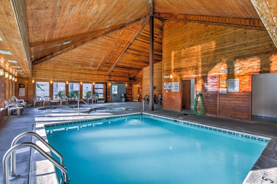2 Mi to Ober Mountain: Gatlinburg Condo w/ Balcony House in Gatlinburg