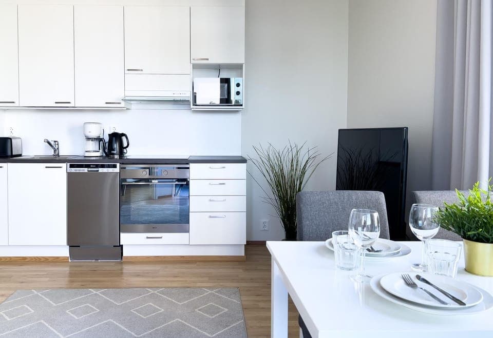 TV and multimedia, Coffee/tea facilities, Kitchen or kitchenette, Dining area, dishwasher, microwave, oven, stove, toaster