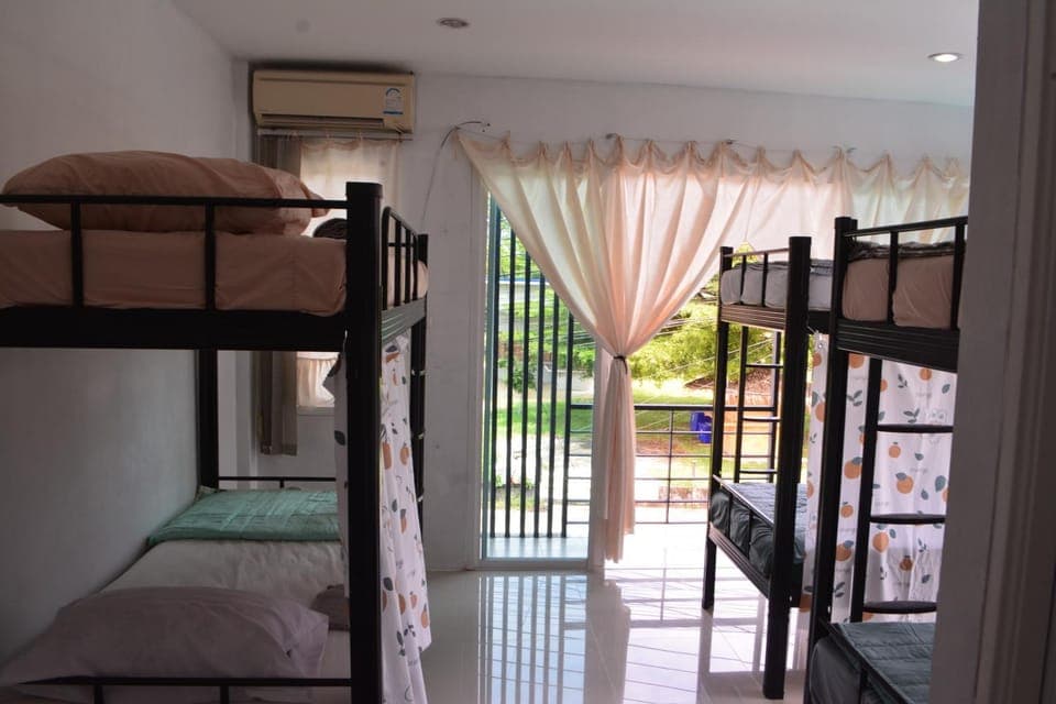 Bed, Photo of the whole room, Bedroom, bunk bed, air conditioner