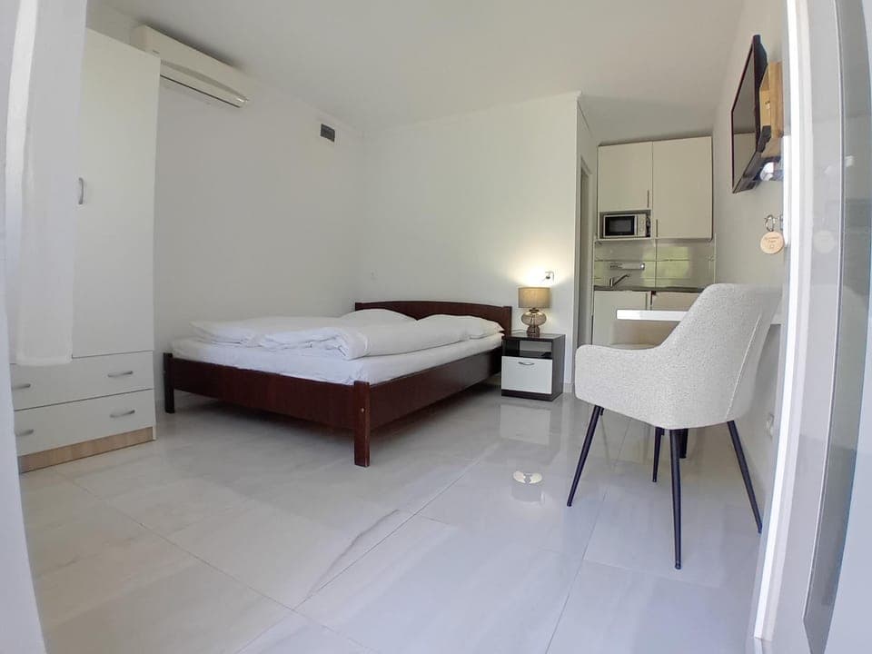 Bed, Kitchen or kitchenette