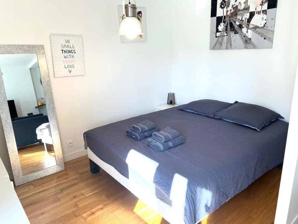 Bed, TV and multimedia, Photo of the whole room, Bedroom, towels