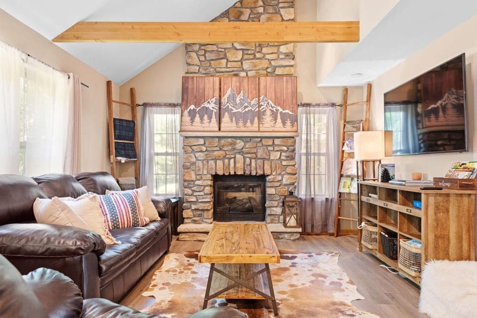 Love Lace Retreat House in Tunkhannock Township