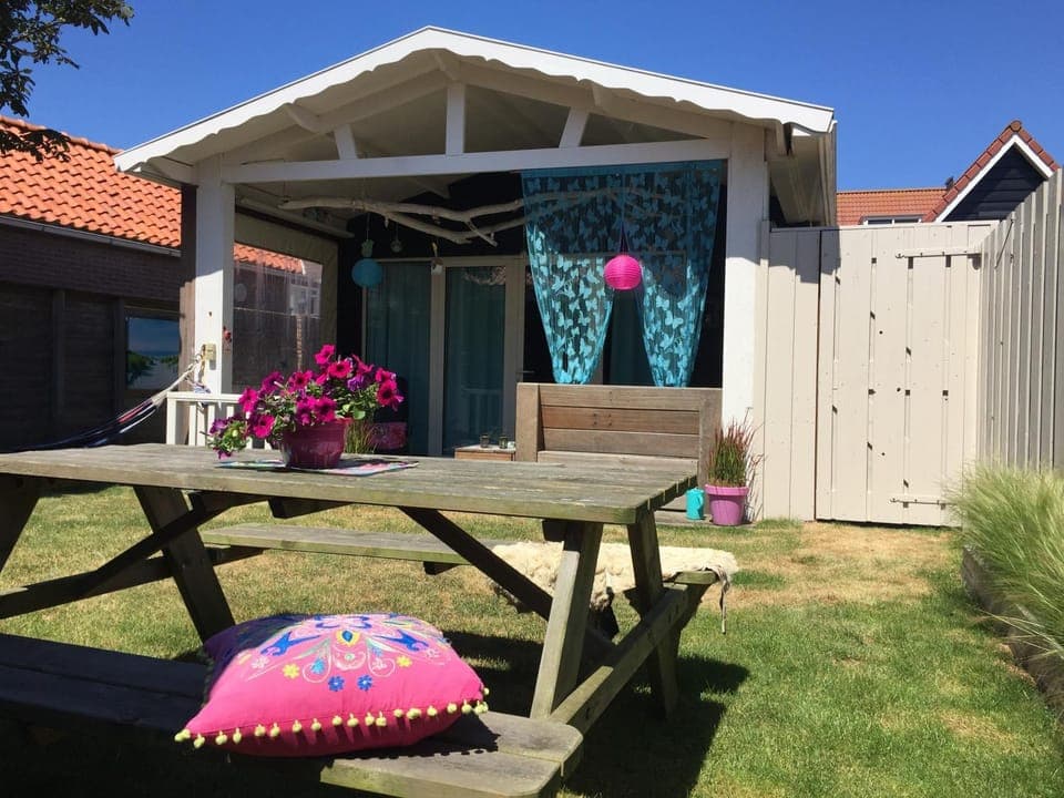 Property building, Patio, Facade/entrance, Balcony/Terrace