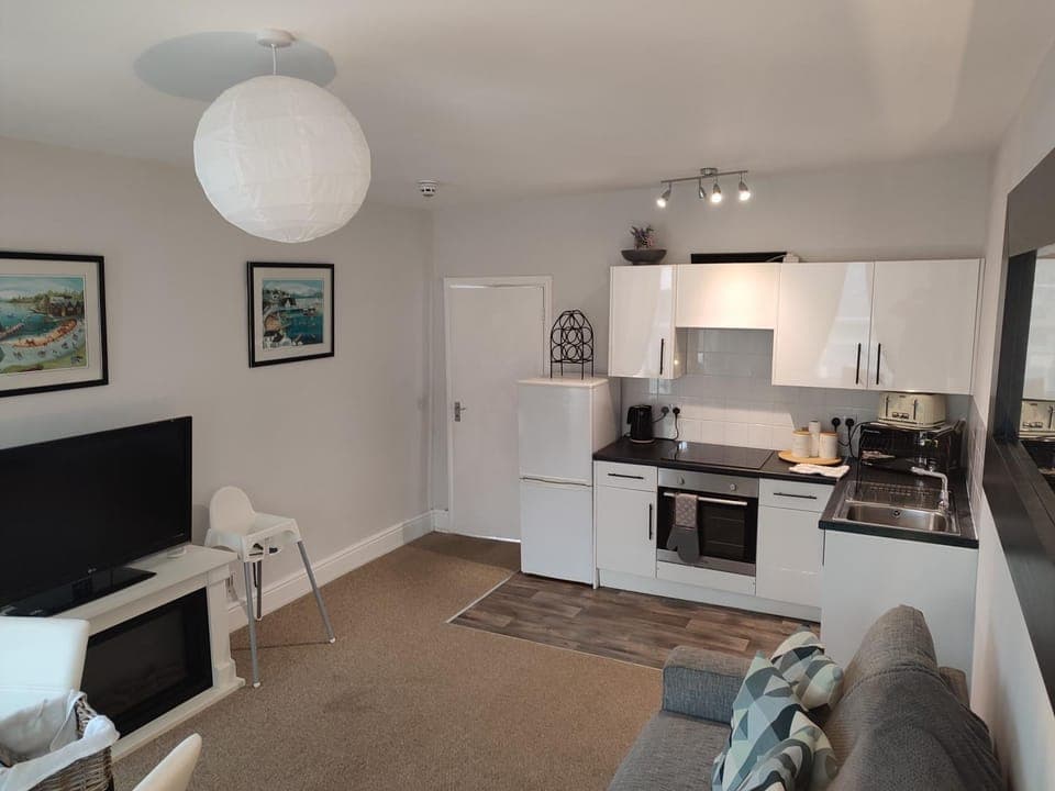 Kitchen or kitchenette, oven, pet friendly, stove, toaster