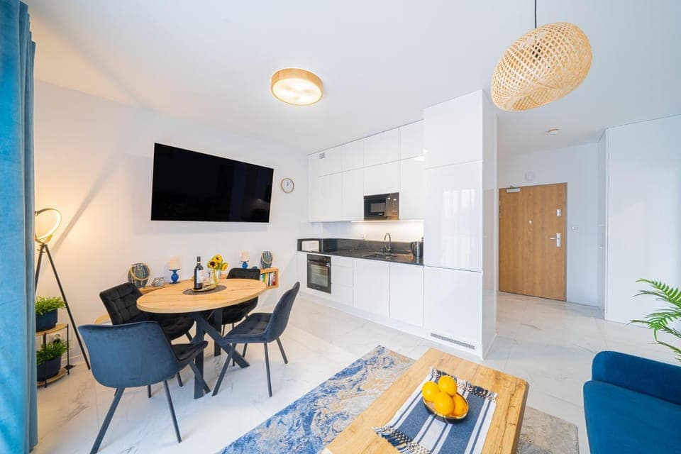 TV and multimedia, Kitchen or kitchenette, Living room, Seating area, Dining area