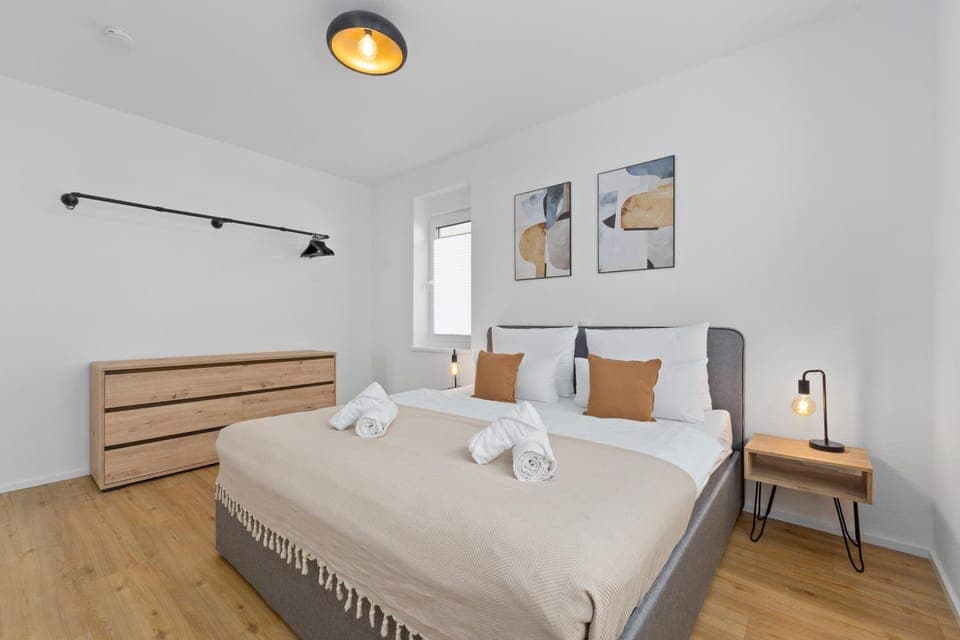 Bed, Photo of the whole room, Bedroom, towels