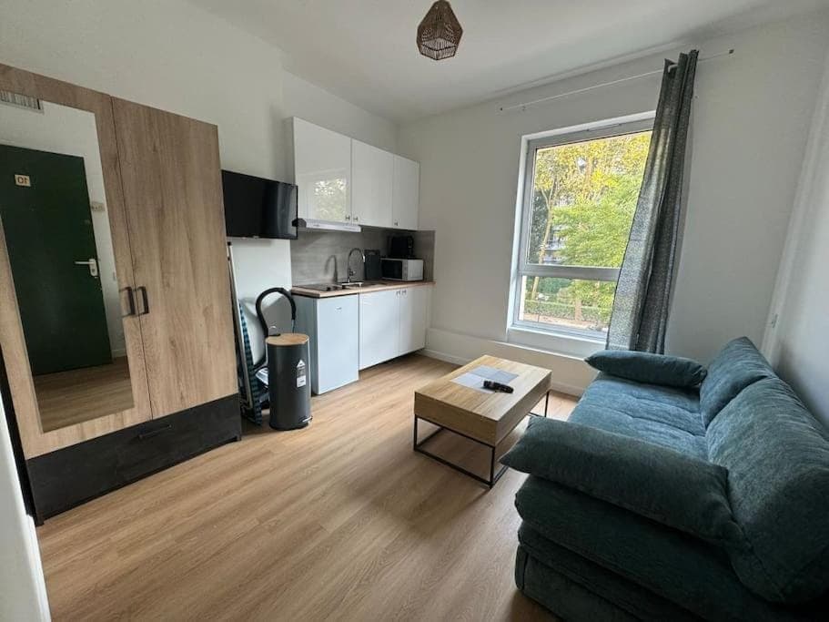 TV and multimedia, Kitchen or kitchenette, Seating area, stove