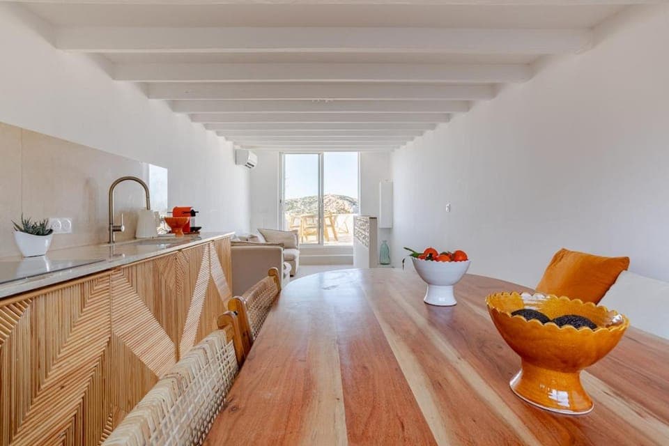 Kitchen or kitchenette, Seating area, Dining area