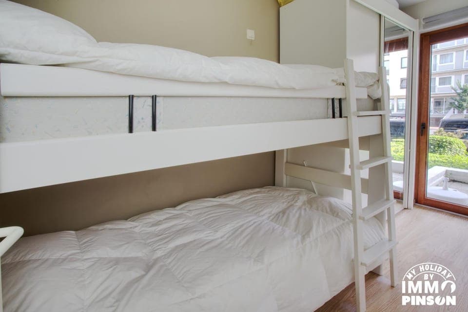Bed, Photo of the whole room, Bedroom, bunk bed