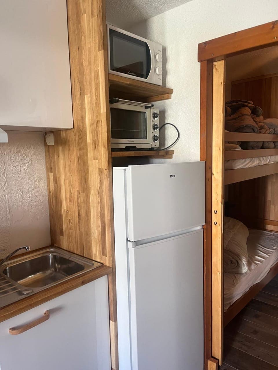Kitchen or kitchenette, Bedroom, bunk bed, oven, stove