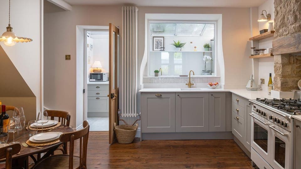 Coffee/tea facilities, Dining area, dishwasher, microwave, oven, stove, kitchen