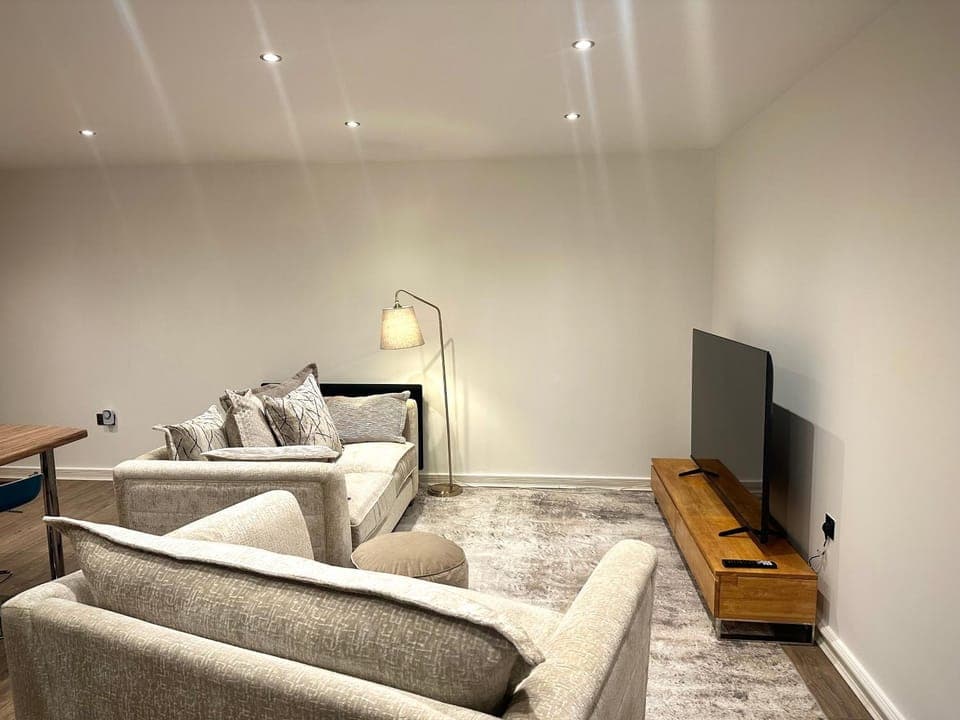 TV and multimedia, Living room, Seating area, Evening entertainment
