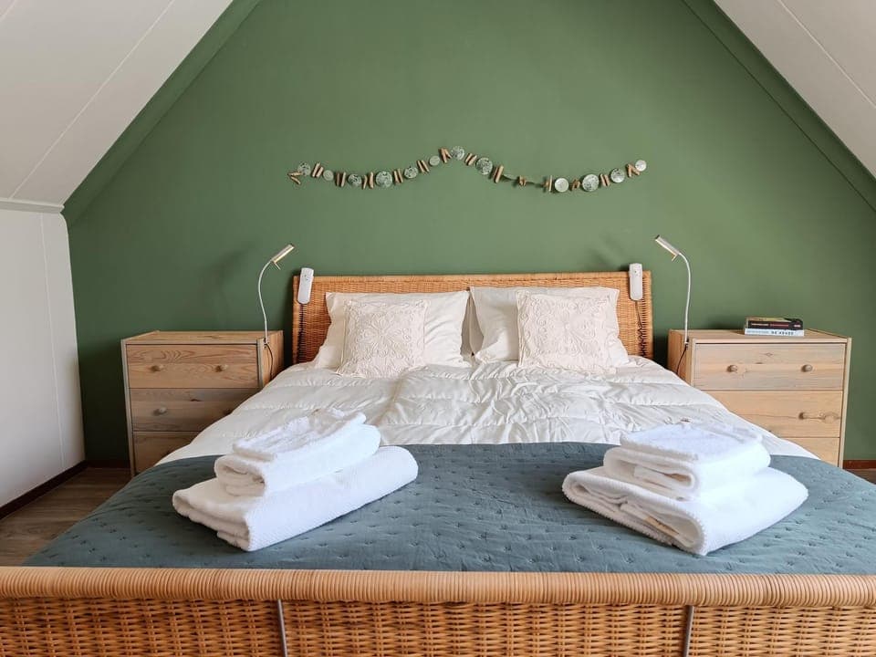 Bed, Bedroom, towels