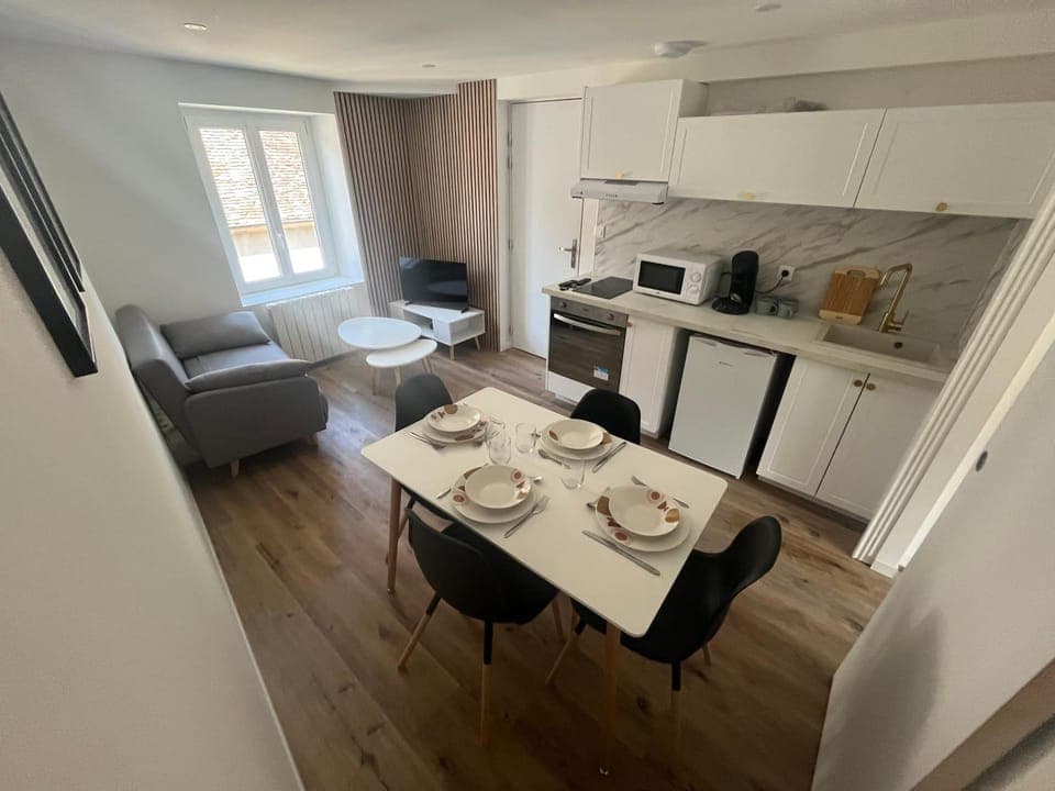 Coffee/tea facilities, Kitchen or kitchenette, Living room, Seating area, Dining area, stove