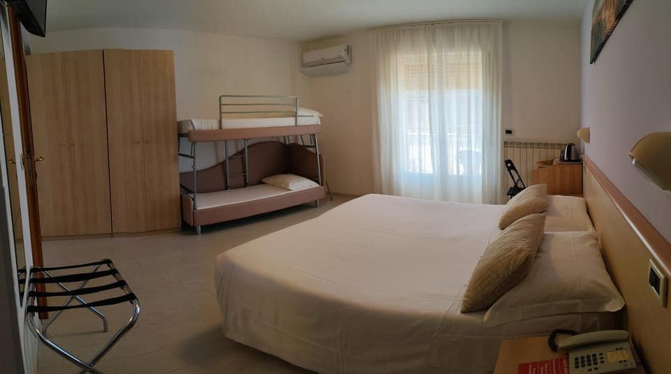 Bed, TV and multimedia, Photo of the whole room, Bedroom, bunk bed, wardrobe, air conditioner