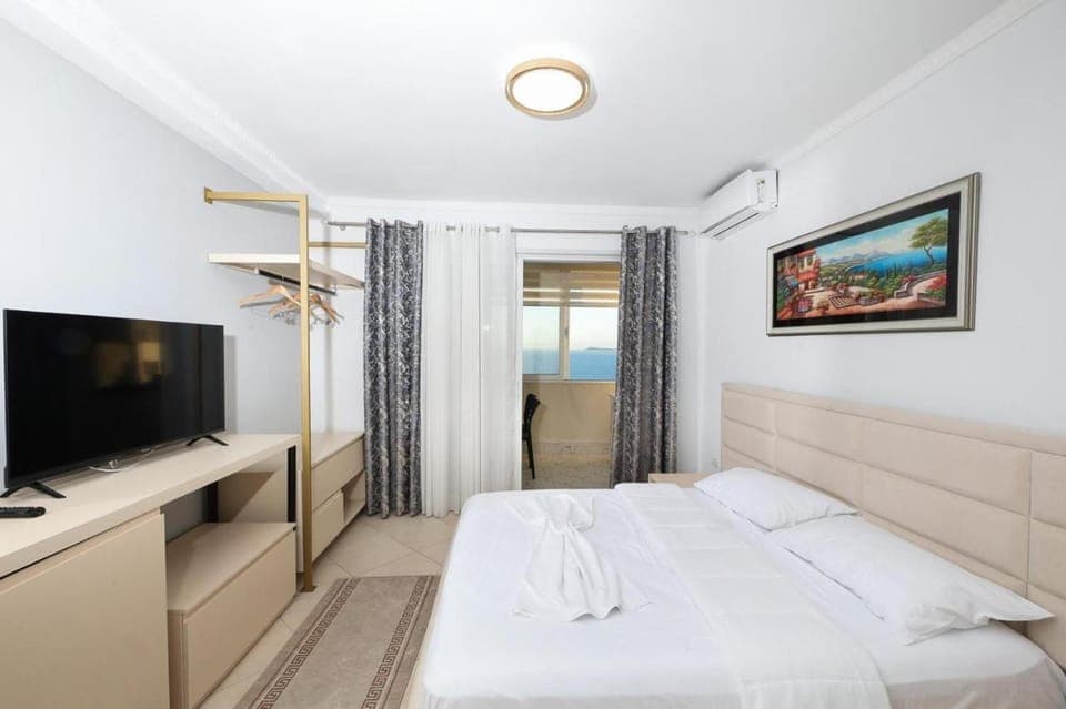 Communal lounge/ TV room, Bed, air conditioner