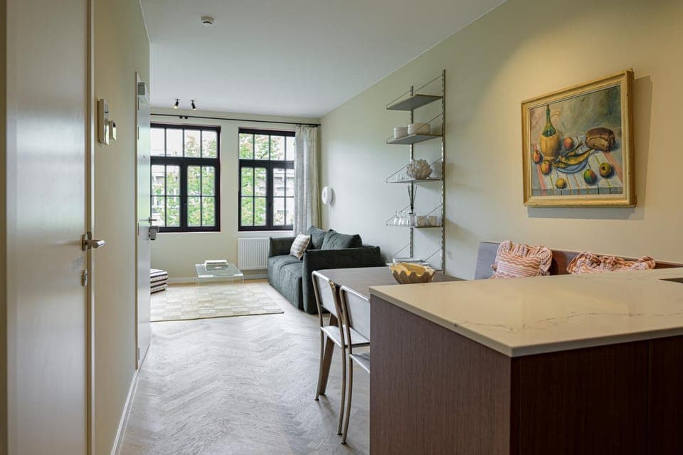 Kitchen or kitchenette, Living room, Seating area, Dining area