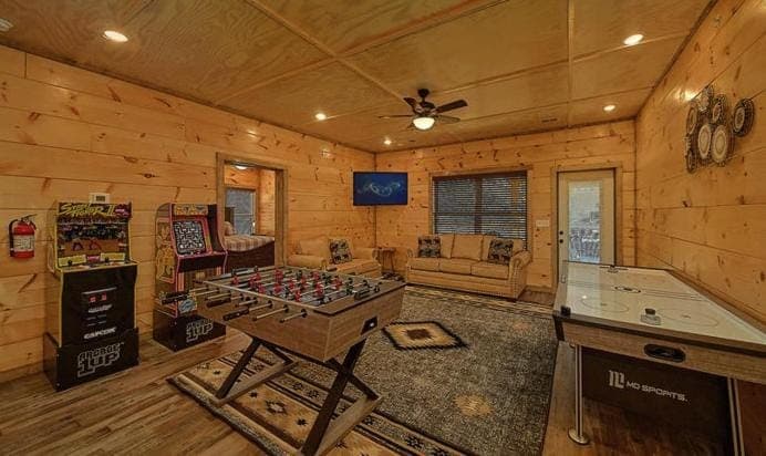 A Lodge at The Glades 12 BR Cabin Private Indoor Pool Hot Tubs Game Rooms and Theater Room Cabin in Gatlinburg