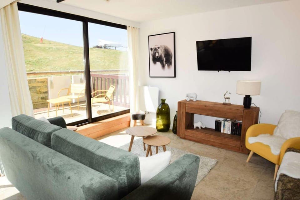 Bed, Living room, fireplace