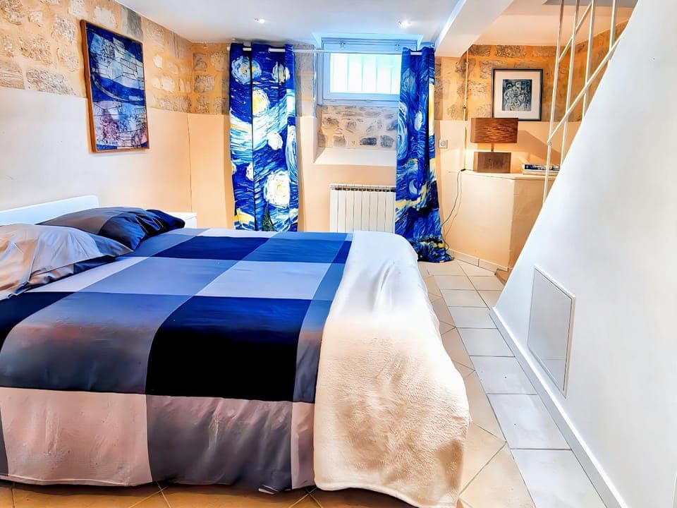 Photo of the whole room, Bedroom