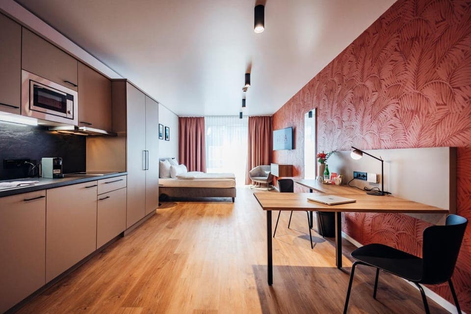 Bed, TV and multimedia, Kitchen or kitchenette, Living room, Photo of the whole room, Dining area, stove