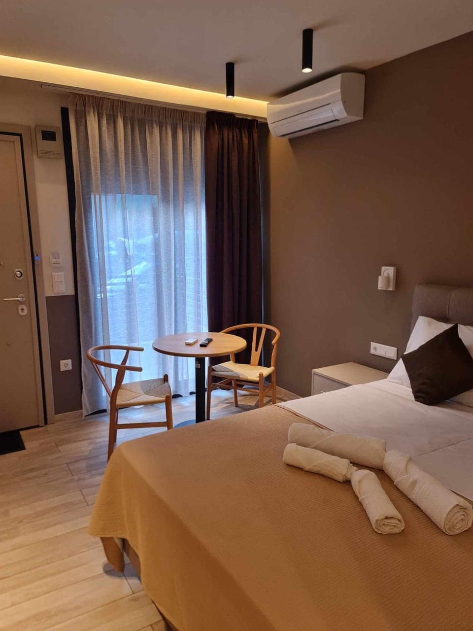 Bed, Photo of the whole room, Seating area, Bedroom, towels, air conditioner