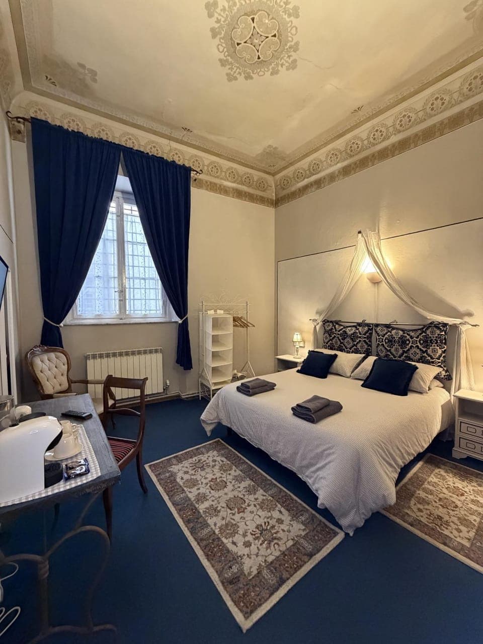 Bed, Coffee/tea facilities, Photo of the whole room, Bedroom, flat iron, towels, wedding