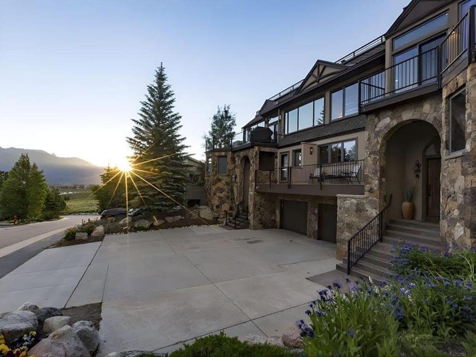 Luxury By The Lake House in Dillon