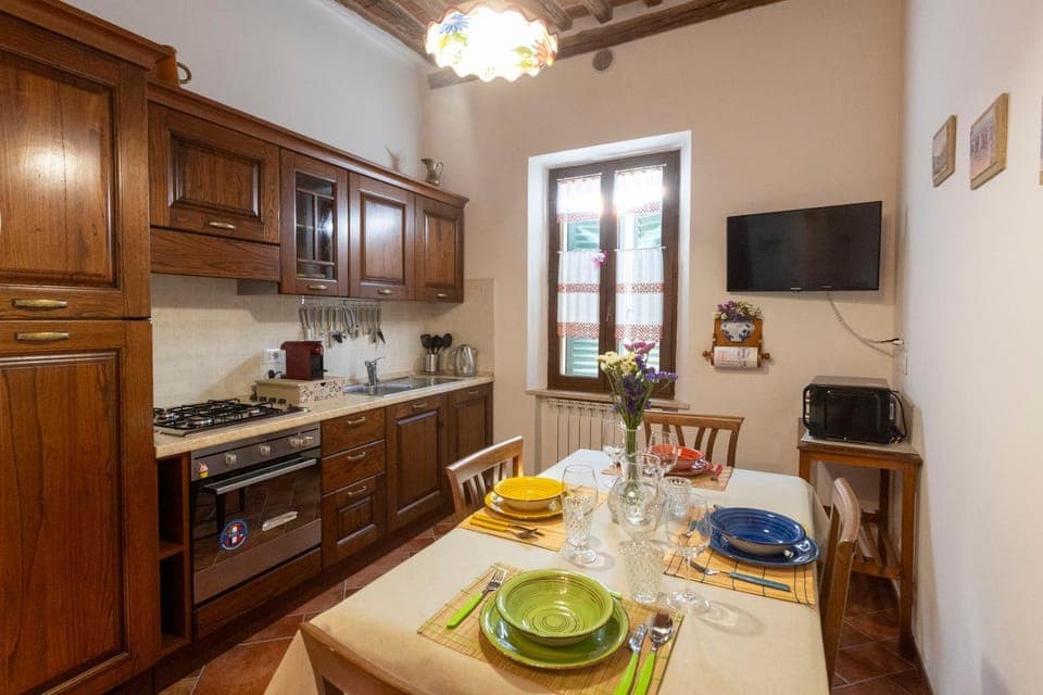 TV and multimedia, Coffee/tea facilities, Kitchen or kitchenette, Dining area, dishwasher, oven, stove