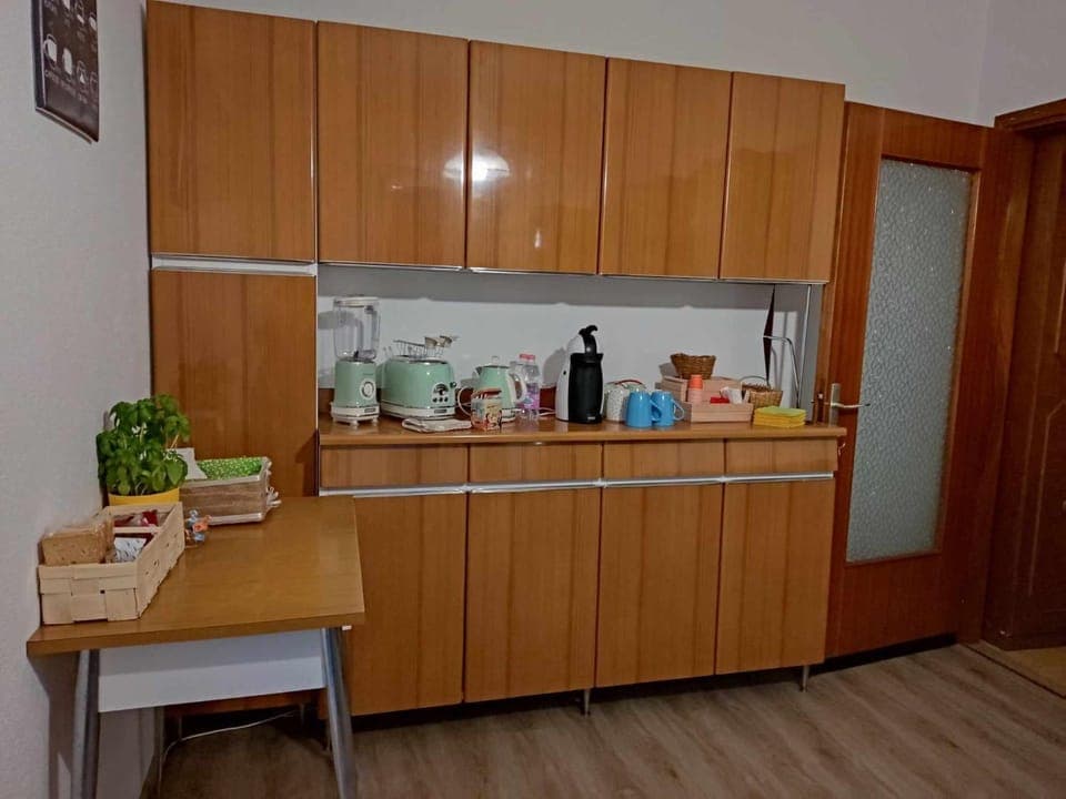Coffee/tea facilities, Kitchen or kitchenette, Dining area