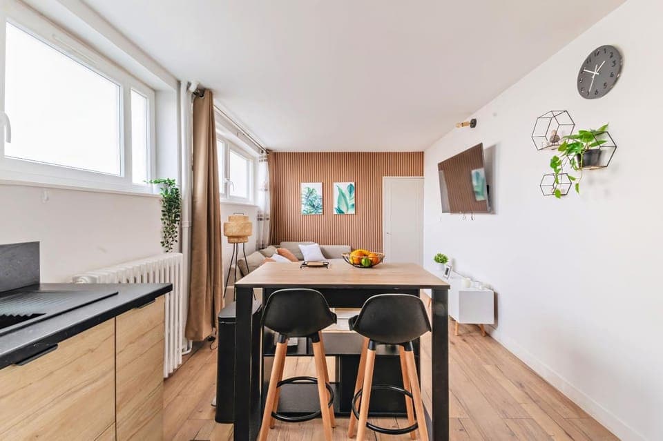 Dining area, minibar