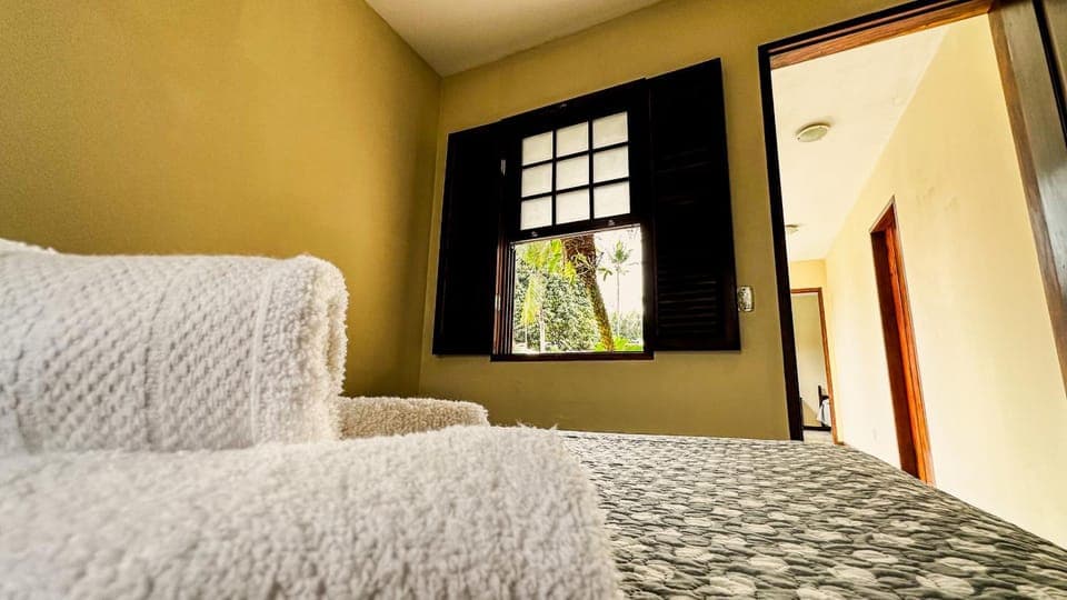 Bed, towels