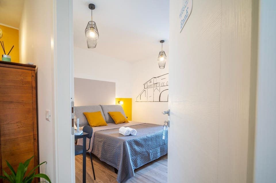 Bed, Photo of the whole room, Bedroom, towels