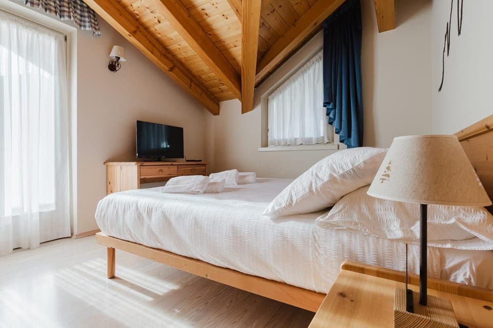 View (from property/room), Balcony/Terrace, Bedroom, Mountain view, Mountain view, locker