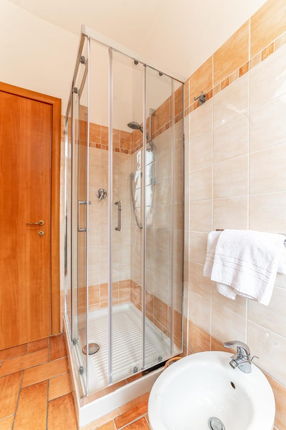 Shower, Toilet, Bathroom, towels