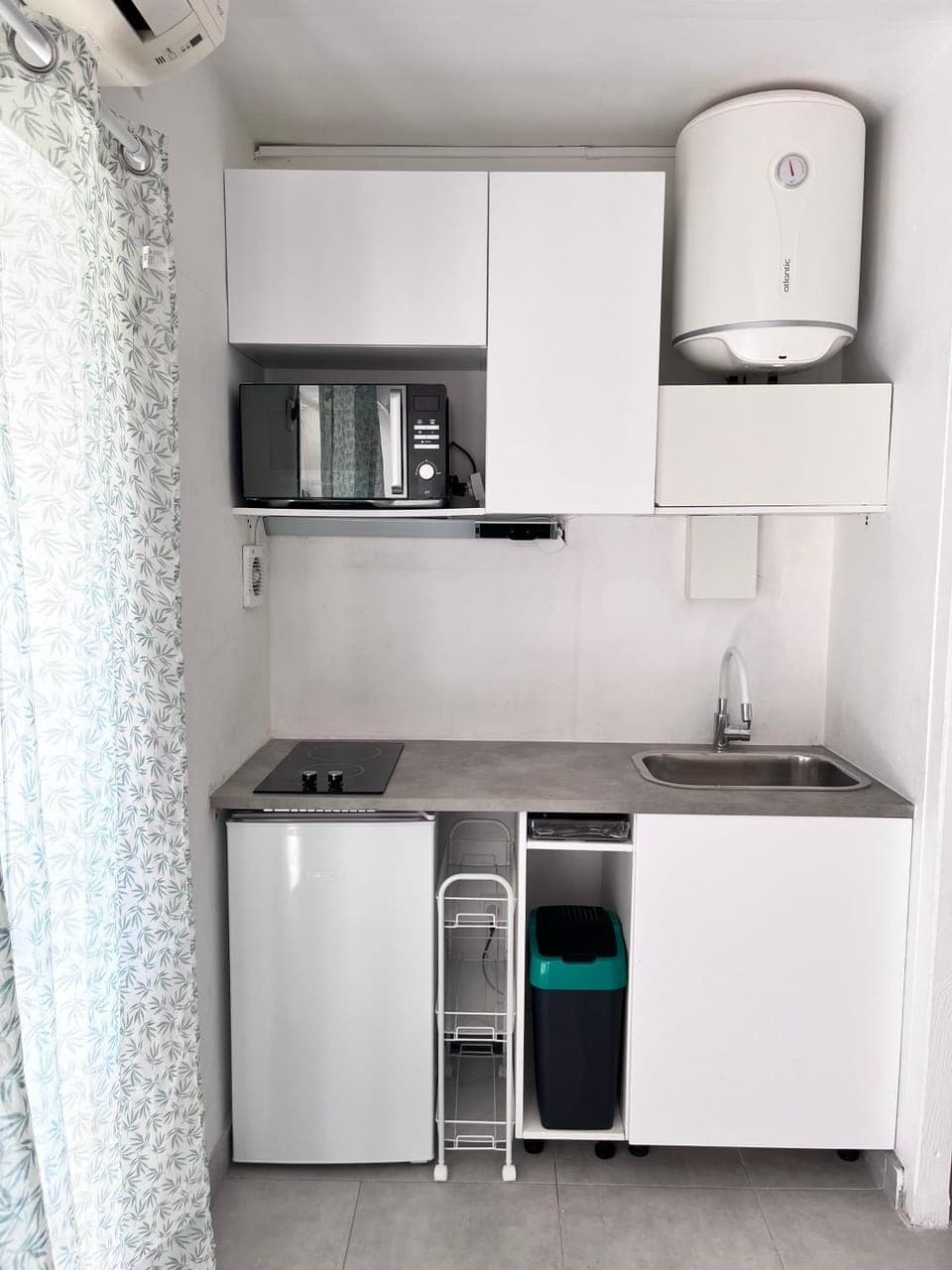 Kitchen or kitchenette, stove