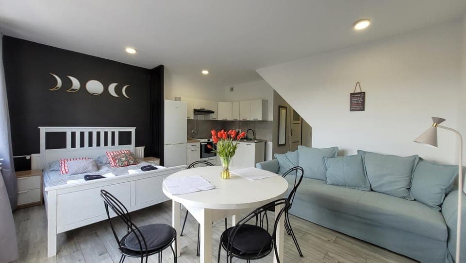 Kitchen or kitchenette, Seating area, Bedroom