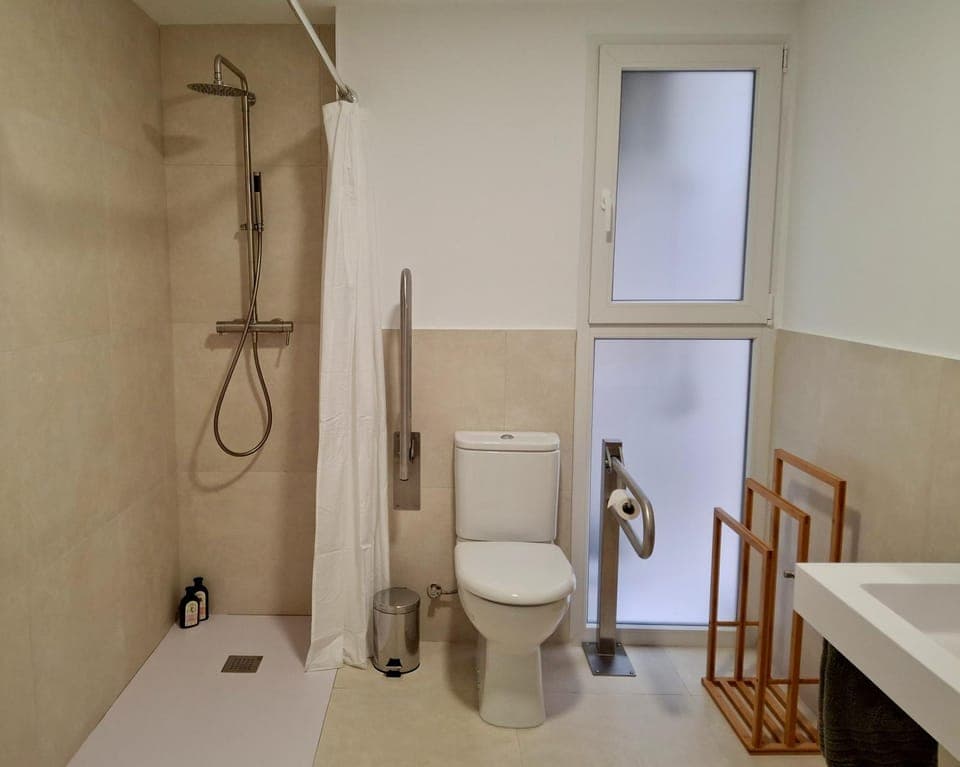 Shower, Bathroom, Facility for disabled guests