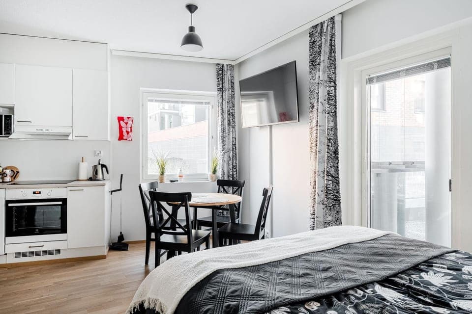 Bed, Photo of the whole room, Dining area, oven